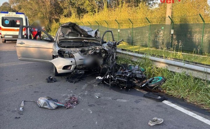 Investe una moto e una bici e poi scappa: due feriti gravissimi