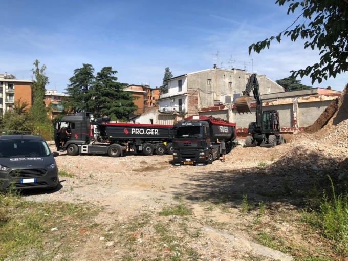 Rimossi i detriti dell’ex chiesa mai completata: riparte il cantiere nel cuore di San Damiano