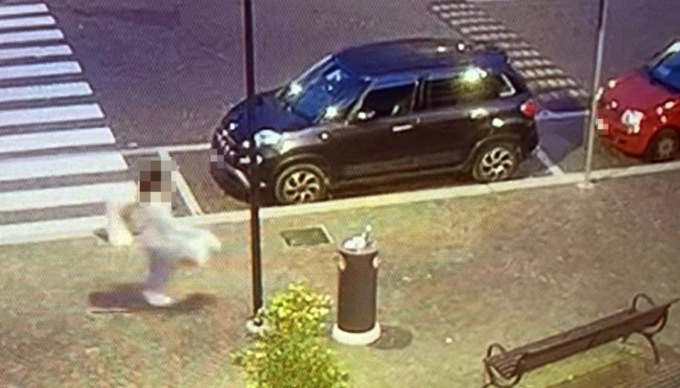 Lascia i rifiuti di casa nel cestino pubblico: beccata dalle telecamere e sanzionata