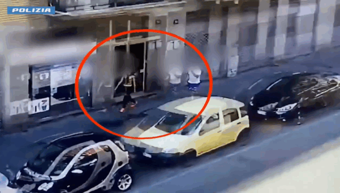 Strappano la collana d’oro dal collo di un anziano: arrestati i due rapinatori