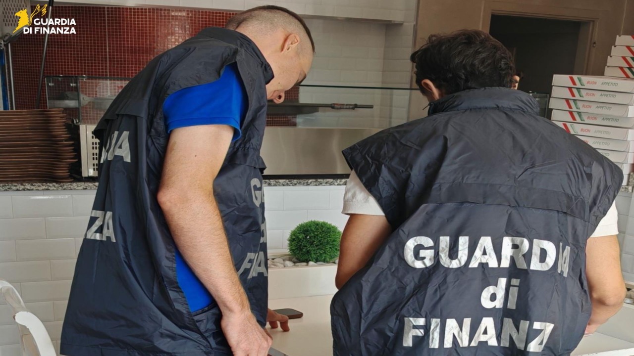 Guardia di Finanza in azione: scoperti 20 lavoratori in nero in diversi locali
