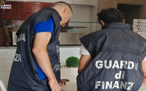 Guardia di Finanza in azione: scoperti 20 lavoratori in nero in diversi locali
