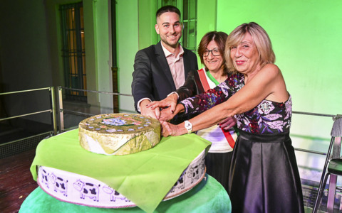 Taglio della forma e brindisi per il via della Sagra del gorgonzola 2025