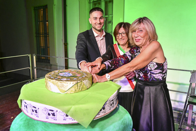 Taglio della forma e brindisi per il via della Sagra del gorgonzola 2025