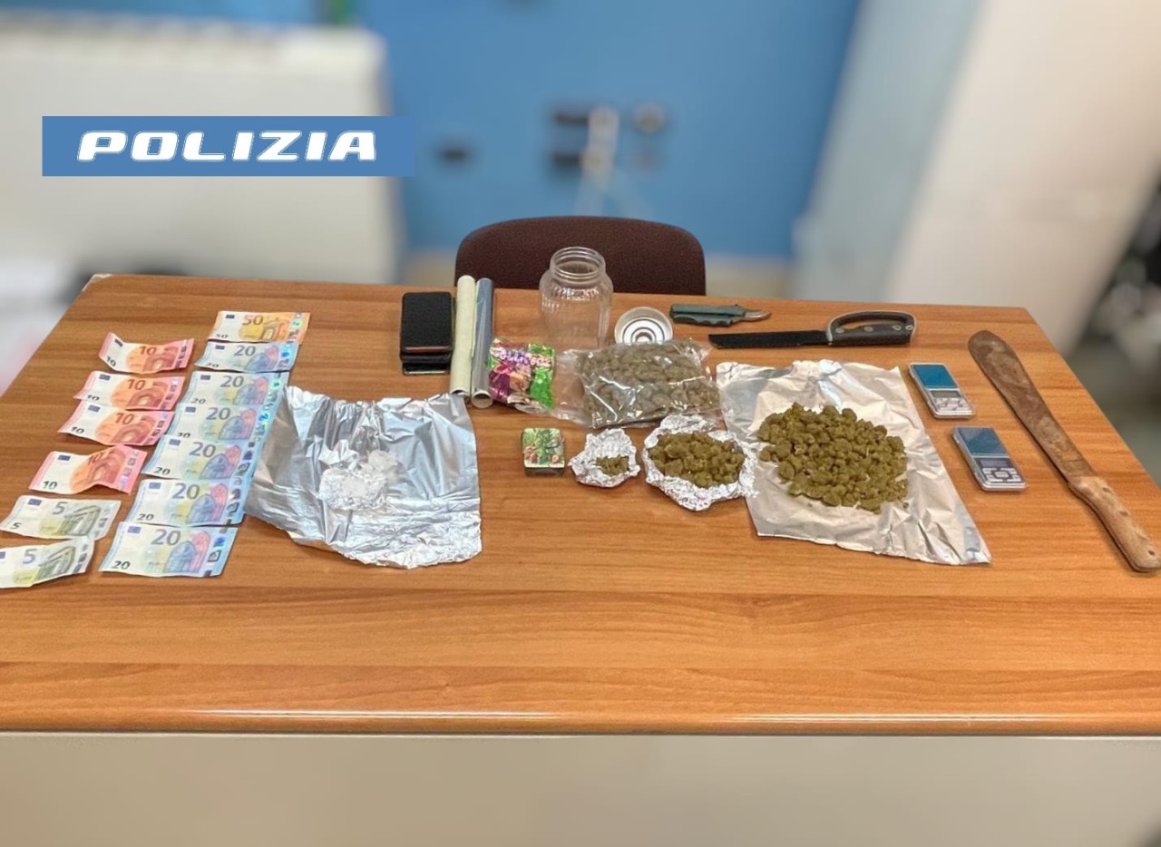 Spacciatore trovato con droga, contanti e un machete lungo mezzo metro