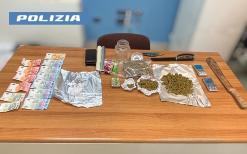 Spacciatore trovato con droga, contanti e un machete lungo mezzo metro