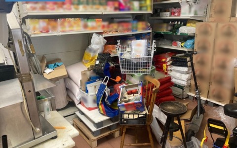 Commerciavano cibo in condizioni igieniche precarie: negozio chiuso per 7 giorni