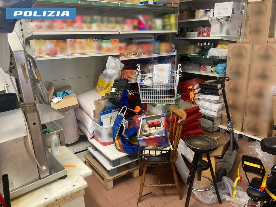 Commerciavano cibo in condizioni igieniche precarie: negozio chiuso per 7 giorni
