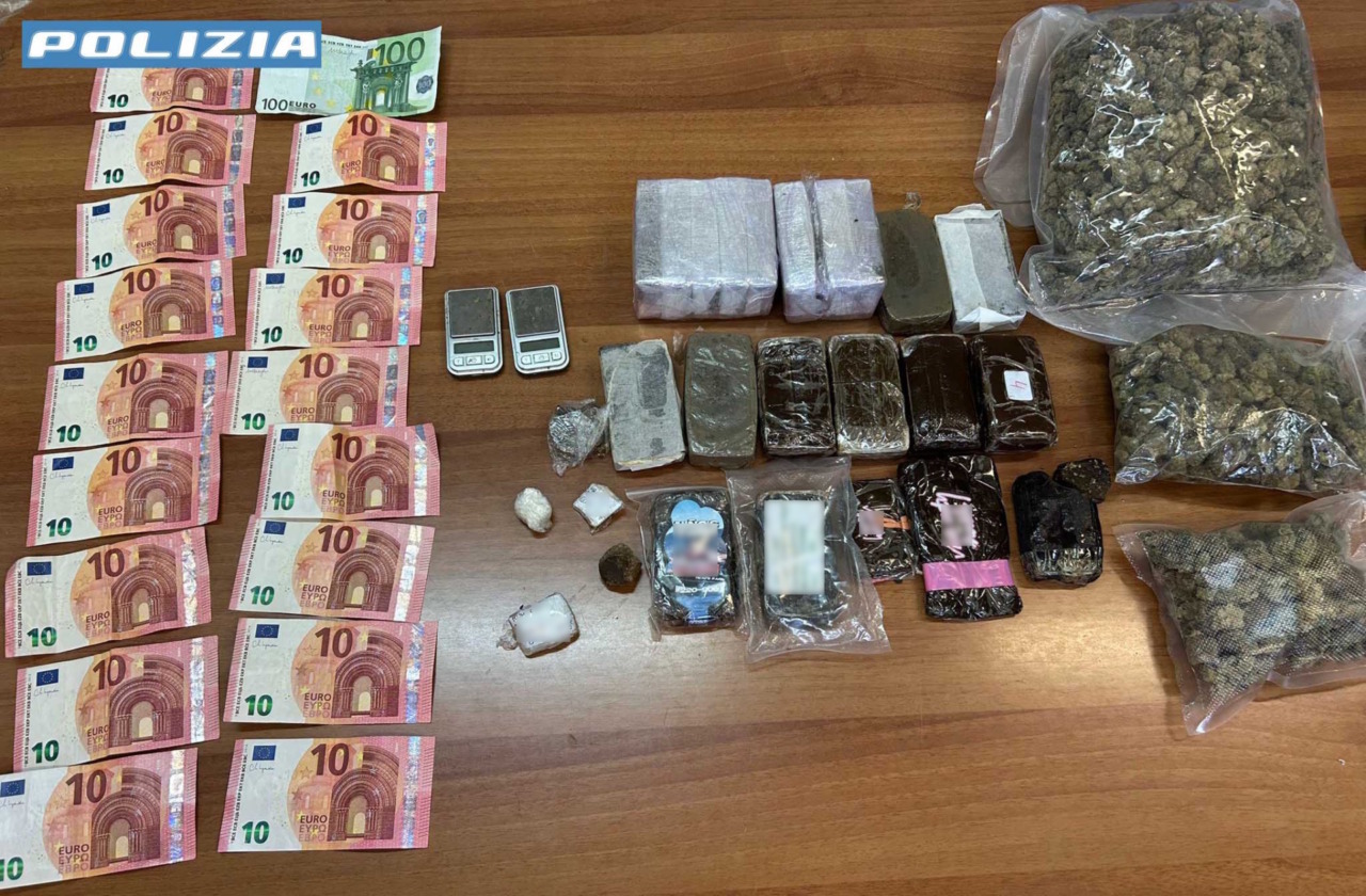 Colpo allo spaccio: nella borsa frigo aveva due chili di hashish e 700 grammi di marijuana