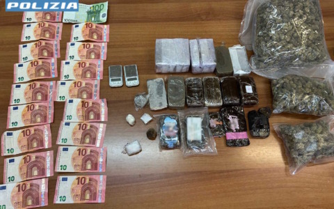Colpo allo spaccio: nella borsa frigo aveva due chili di hashish e 700 grammi di marijuana