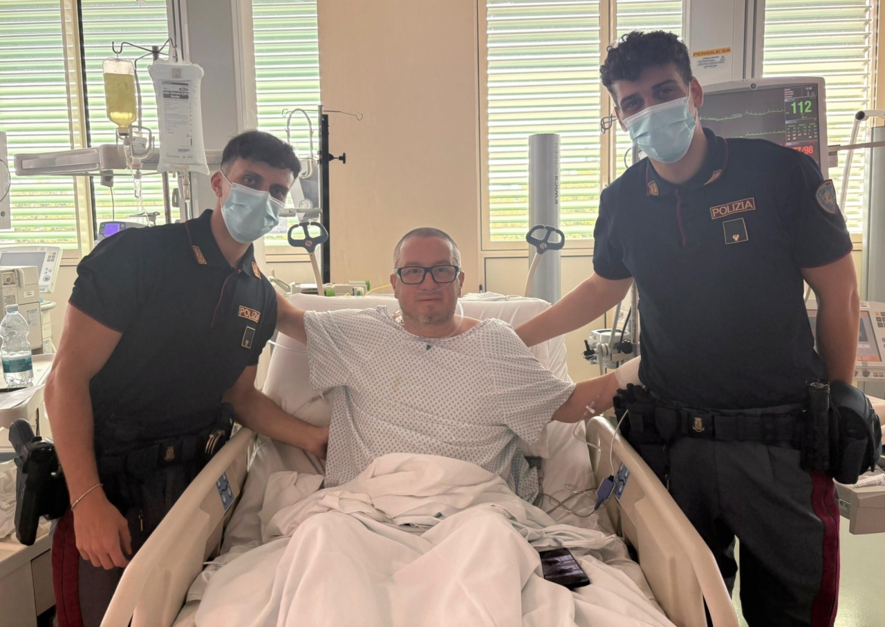 Colpito da un infarto alla guida in autostrada, salvato dai poliziotti