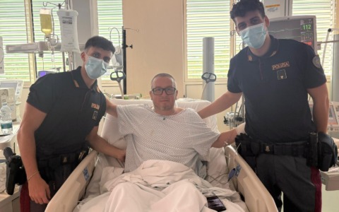 Colpito da un infarto alla guida in autostrada, salvato dai poliziotti