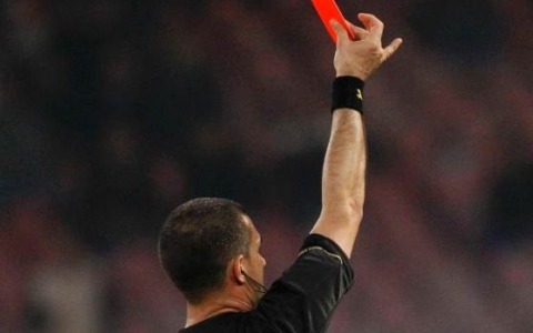 Sputa in faccia all’arbitro: guardalinee squalificato per oltre due anni