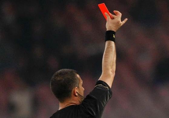 Sputa in faccia all’arbitro: guardalinee squalificato per oltre due anni