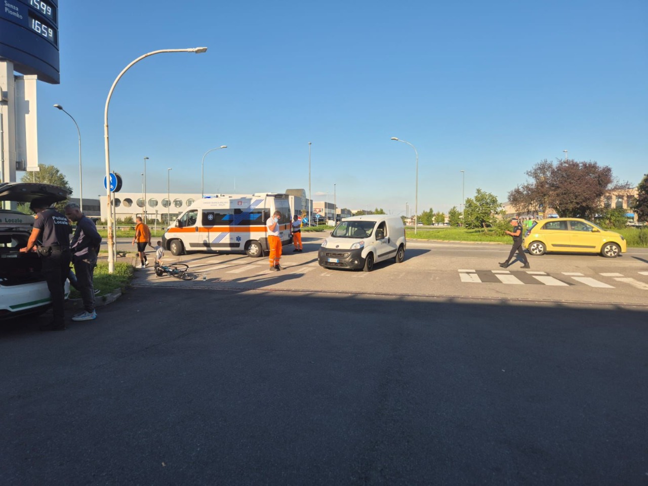 Accecato dal sole investe una bici sulla pista ciclabile: ferito un 58enne