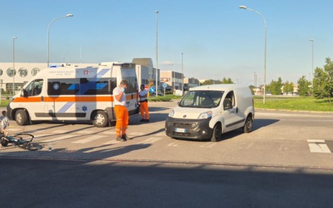 Accecato dal sole investe una bici sulla pista ciclabile: ferito un 58enne