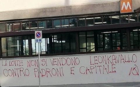 Cassina, scritte pro Leoncavallo alla stazione