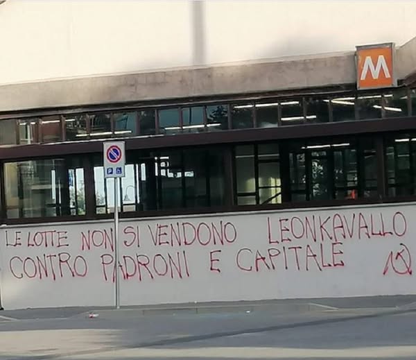 Cassina, scritte pro Leoncavallo alla stazione