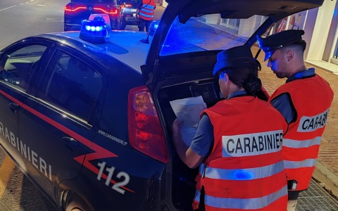Colpito alla testa per rubargli cellulare e denaro: indagano i Carabinieri