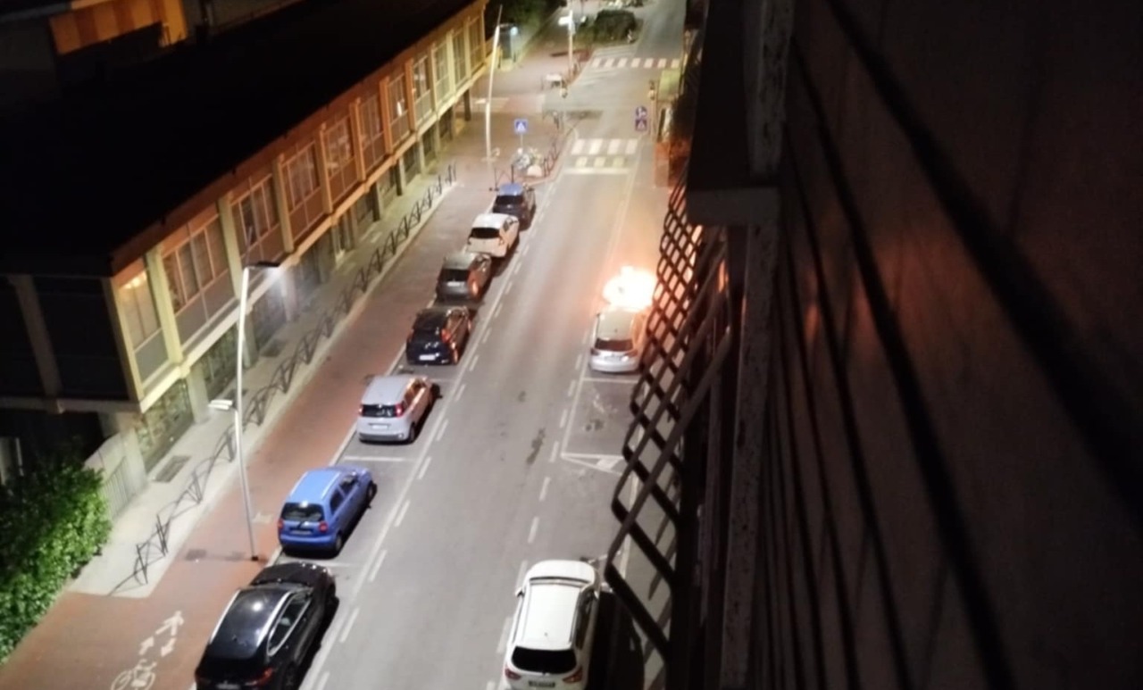 Fiamme nella notte, prima l’esplosione poi l’incendio di un motorino