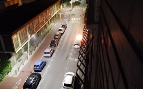 Fiamme nella notte, prima l’esplosione poi l’incendio di un motorino