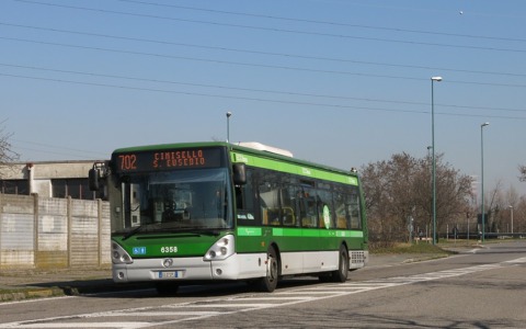 Autista finisce il turno e “scarica” i passeggeri del bus in mezzo alla strada