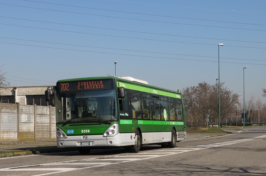 Autista finisce il turno e “scarica” i passeggeri del bus in mezzo alla strada