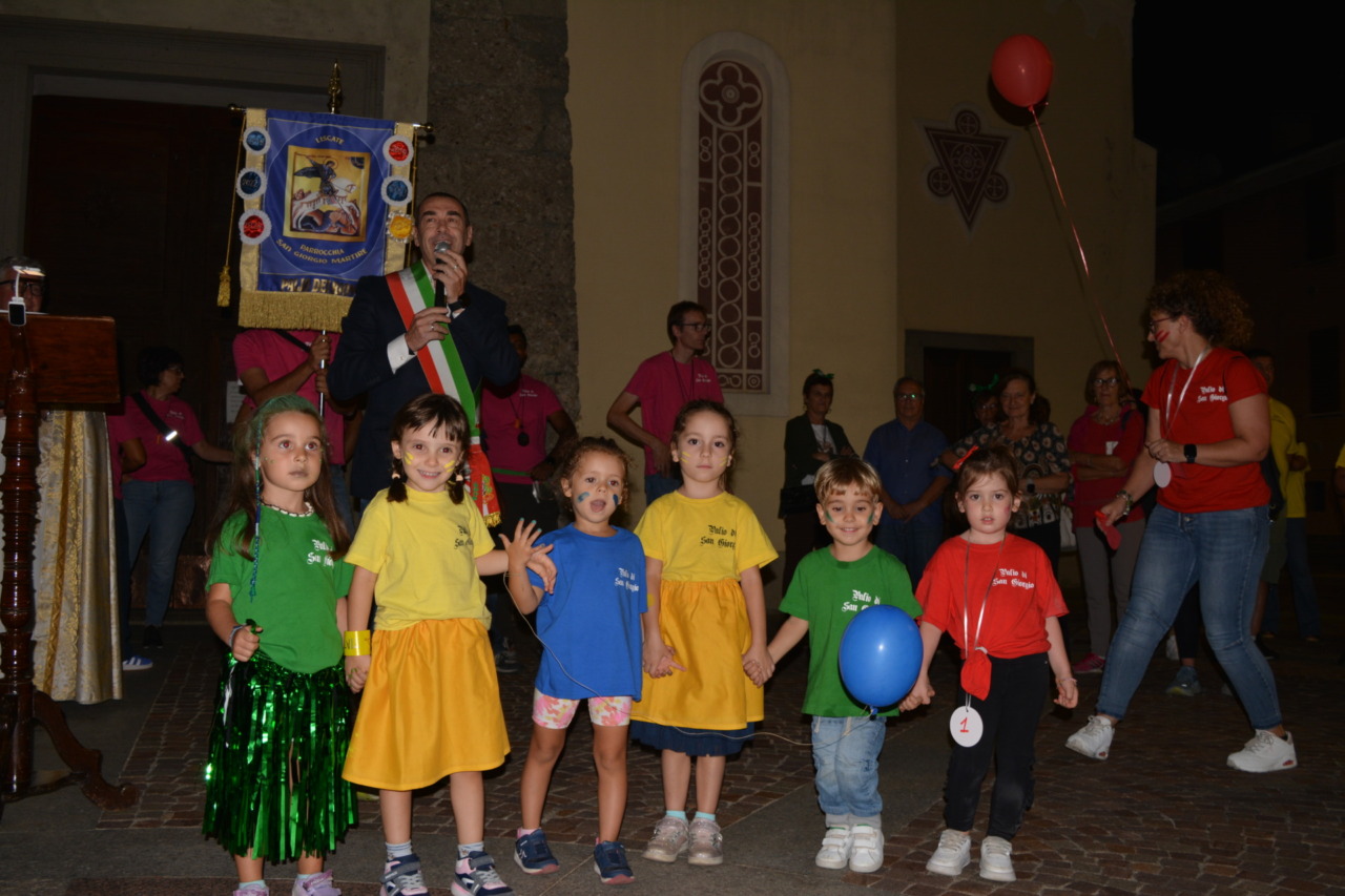 Palio di San Giorgio a Liscate, che spettacolo la sfilata dei rioni