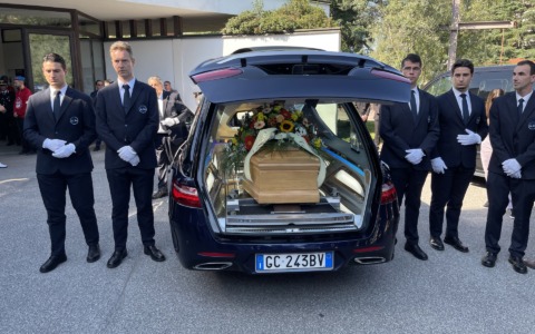 “L’ultima diretta di Emilio Fede”: il ricordo commosso della figlia Sveva ai funerali