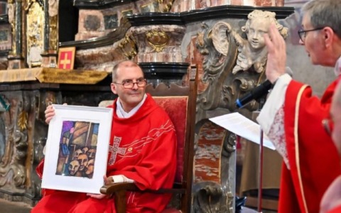 Don Angelo Ferrari saluta la comunità
