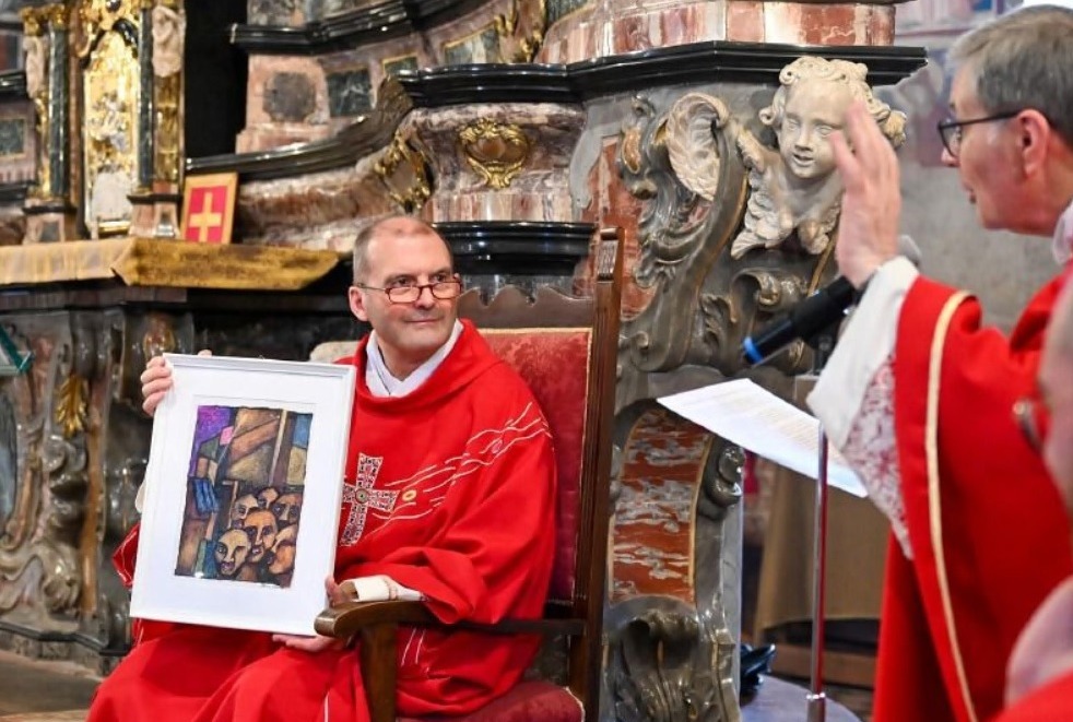 Don Angelo Ferrari saluta la comunità