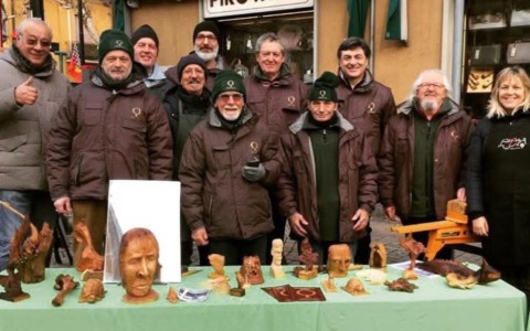 Otto sculture in legno da donare al Comune per il Parco dei Nuovi nati