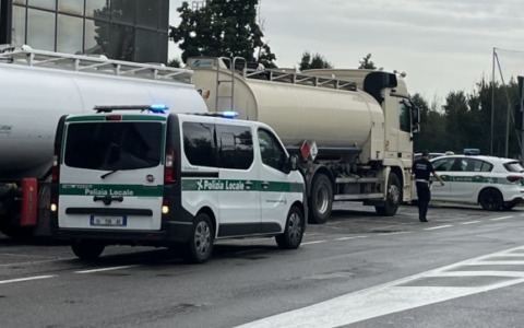 Incendio in un capannone: danneggiata anche la facciata di un’azienda vicina