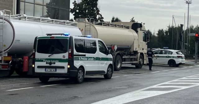 Incendio in un capannone: danneggiata anche la facciata di un’azienda vicina