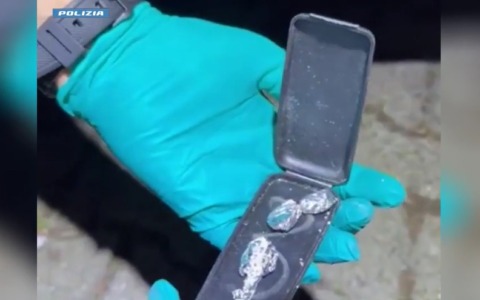 Nascondeva la droga nella portiera con un sistema di calamite ed elastici: arrestato 57enne