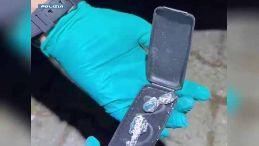 Nascondeva la droga nella portiera con un sistema di calamite ed elastici: arrestato 57enne
