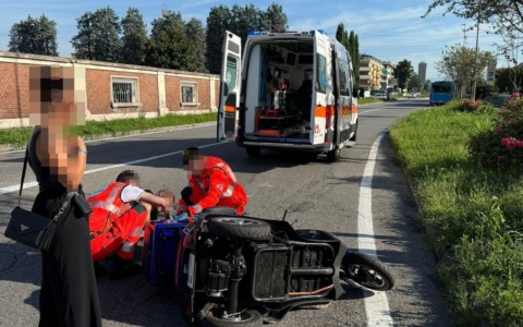 Anziano su un triciclo elettrico travolto da un autobus: portato al San Gerardo