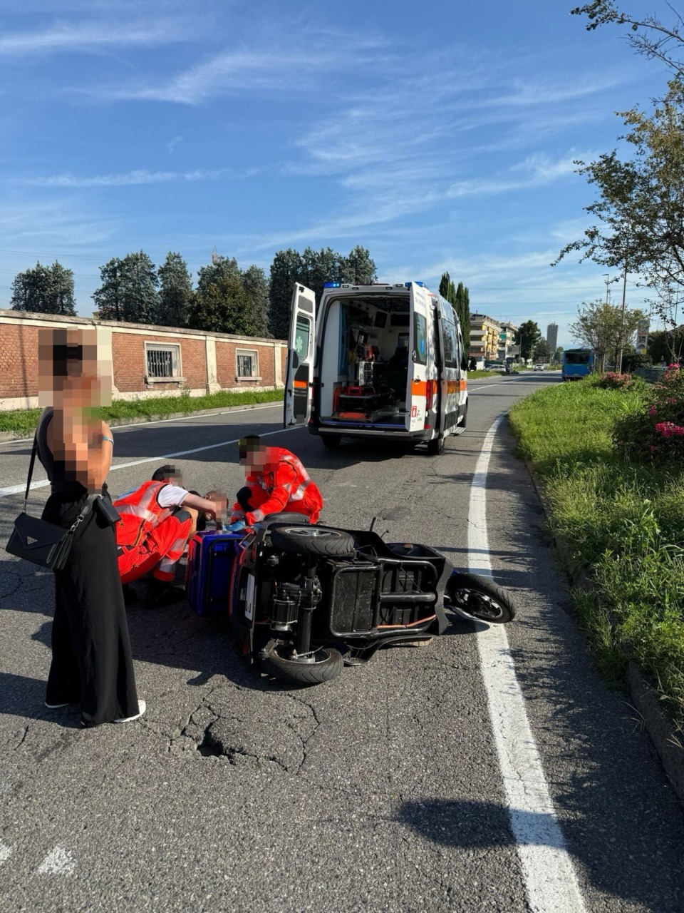 Anziano su un triciclo elettrico travolto da un autobus: portato al San Gerardo