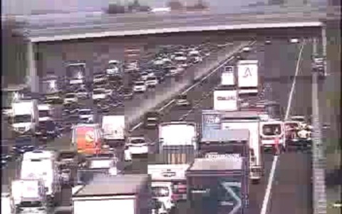 Incidente sull’A4 coinvolto un mezzo pesante: intervengono ambulanza e Vigili del fuoco