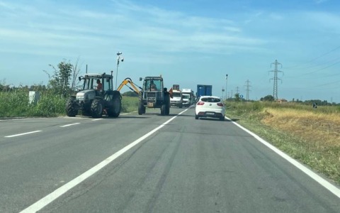 Sfalcio dell’erba sulla Sp13: traffico alternato e lunghe code
