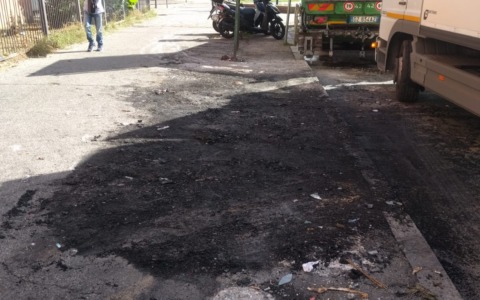Rimossi i rifiuti carbonizzati e bonificata la strada