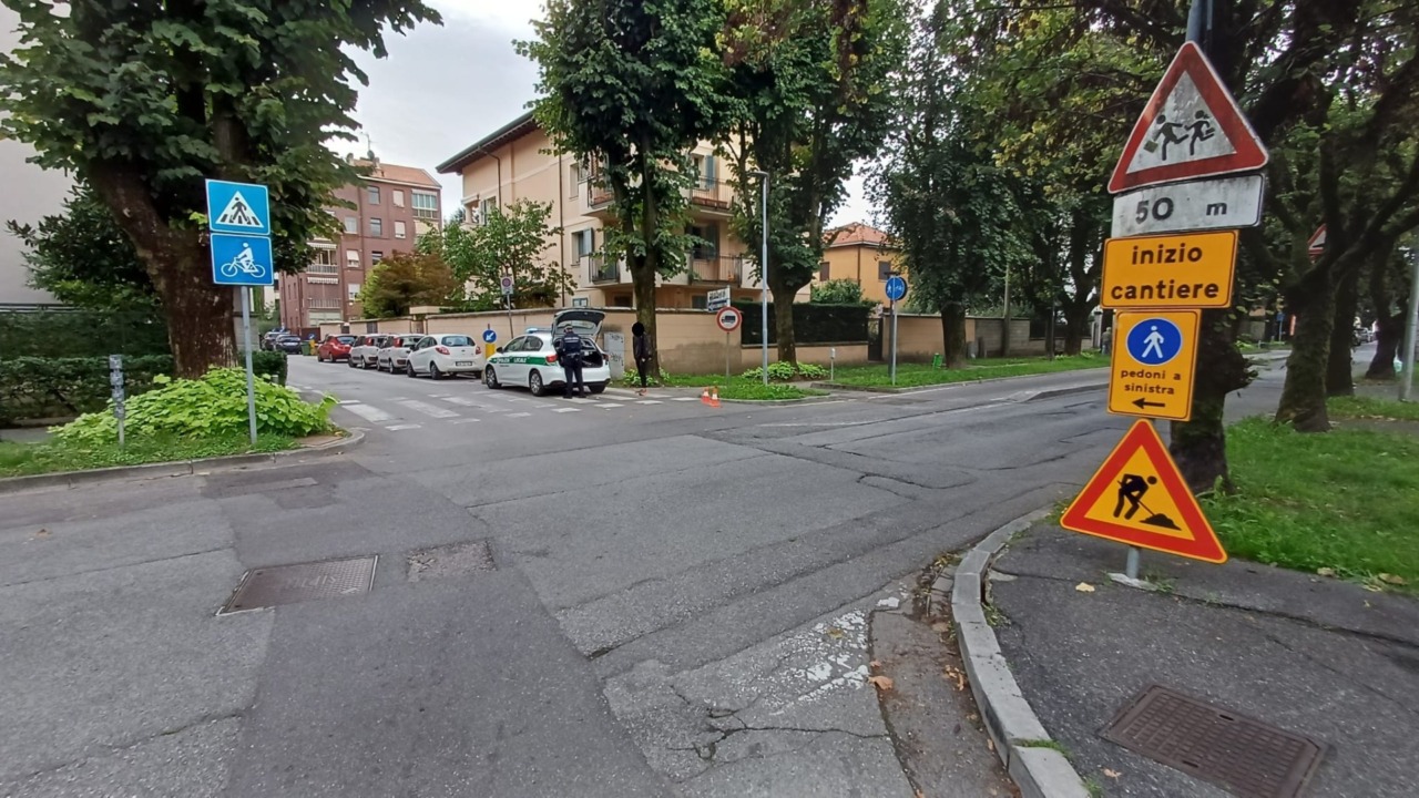 Paura all’incrocio di via Gavazzi: ciclista si scontra con un’auto perde i sensi e viene soccorso