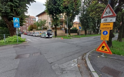 Paura all’incrocio di via Gavazzi: ciclista si scontra con un’auto perde i sensi e viene soccorso