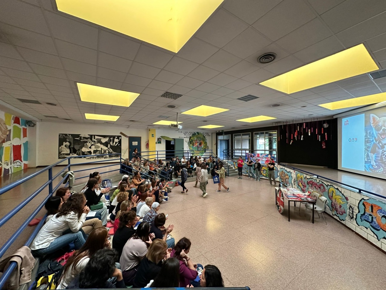 Un pomeriggio di “Drama Action”: i docenti di Brugherio lasciano la cattedra e tornano tra i banchi