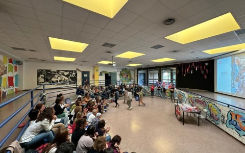 Un pomeriggio di “Drama Action”: i docenti di Brugherio lasciano la cattedra e tornano tra i banchi
