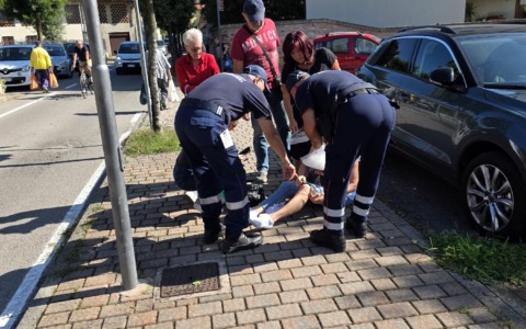 Cade in via Cavour, soccorsa dai volontari dell’Anc