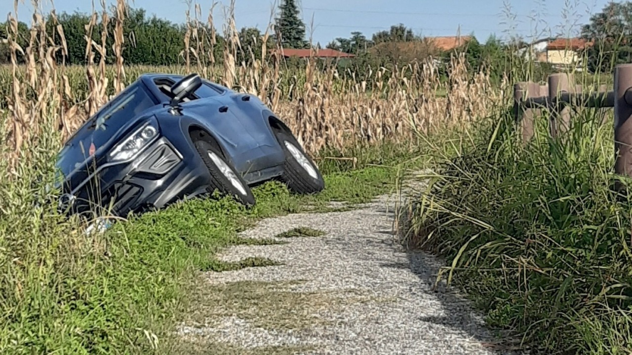 Con il Suv sulla pista ciclabile: esce di strada e si ribalta nel fosso