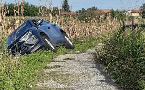 Con il Suv sulla pista ciclabile: esce di strada e si ribalta nel fosso