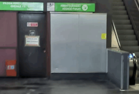 Il bagno della metro chiuso da 10 mesi: “Bisogni corporali vicino ai palazzi”