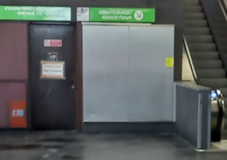 Il bagno della metro chiuso da 10 mesi: “Bisogni corporali vicino ai palazzi”